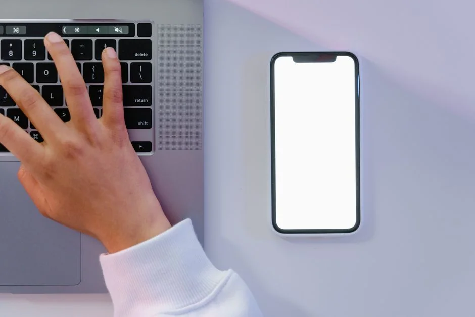 Un espace de travail moderne avec deux écrans d’ordinateur affichant des projets de conception web, mettant en avant la technologie et la productivité.